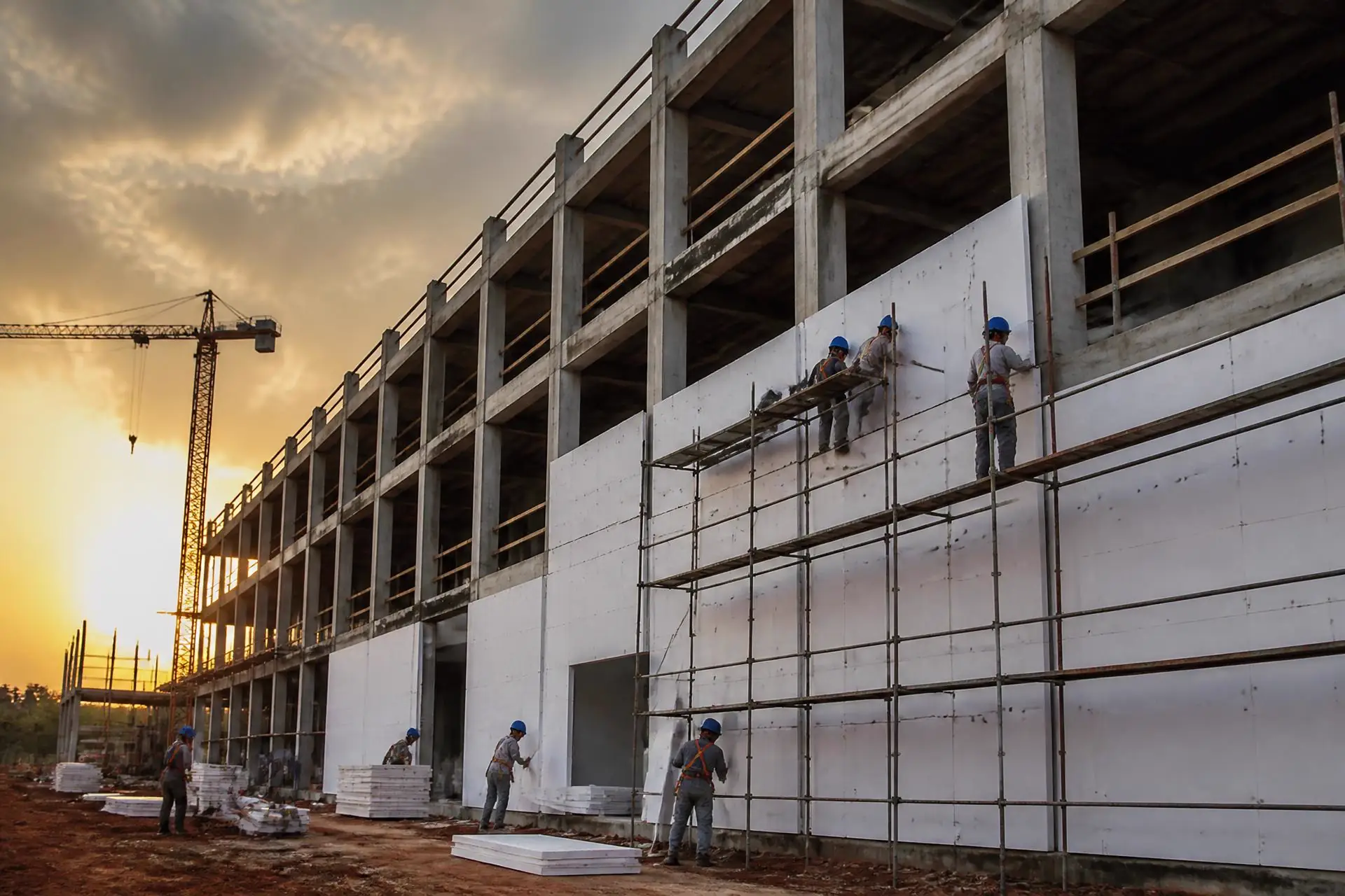 Aplicação de painéis EPS em fachada de edifício comercial em construção